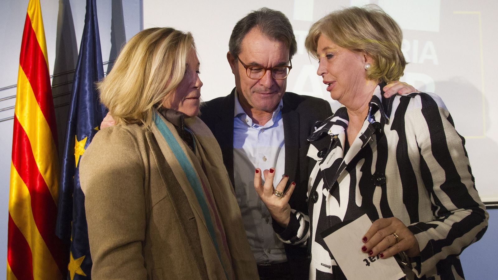 Foto: El expresidente de la Generalitat Artur Mas y las 'exconselleras' Joana Ortega (i) e Irene Rigau. (EFE)