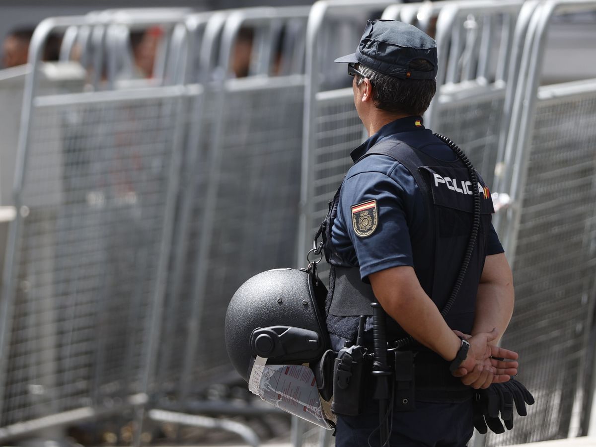 Foto: Un policía vigila junto a varias vallas de seguridad en Madrid. (EFE/Mariscal)