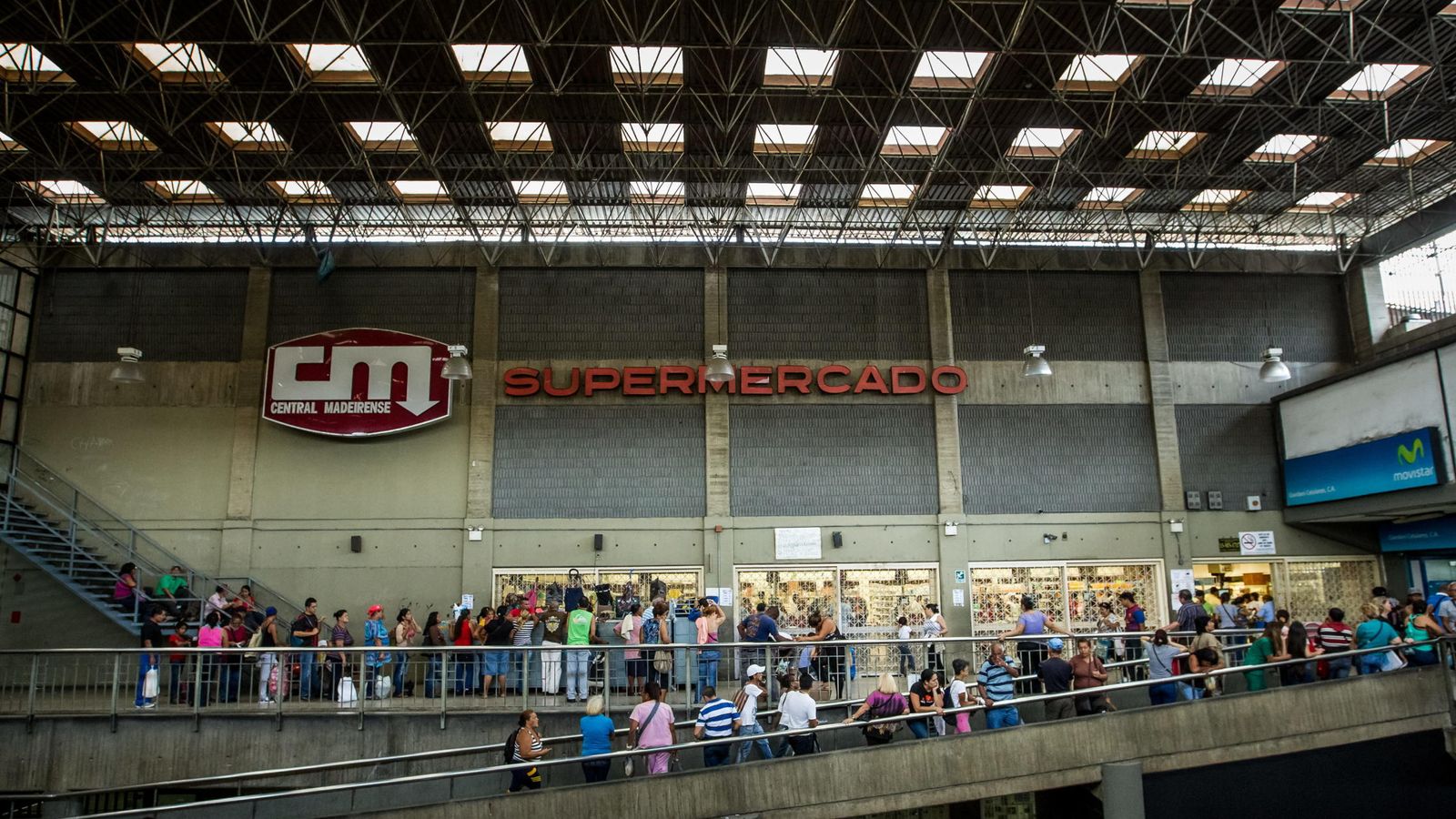 Foto: Fotografía de archivo de venezolanos esperando entrar a un supermercado. (EFE)