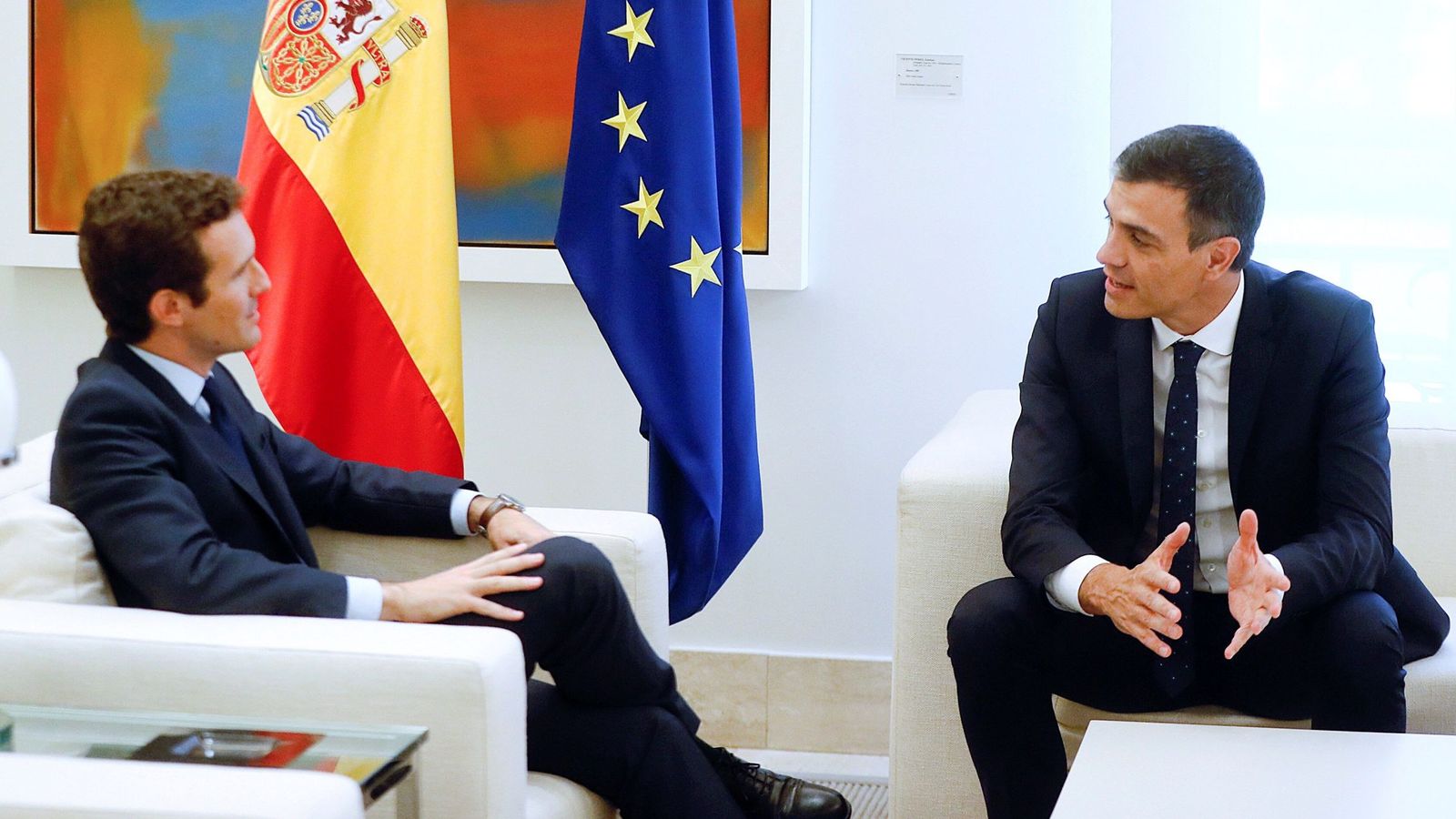 Foto: El presidente del Gobierno, Pedro Sánchez, junto a Pablo Casado. (EFE)