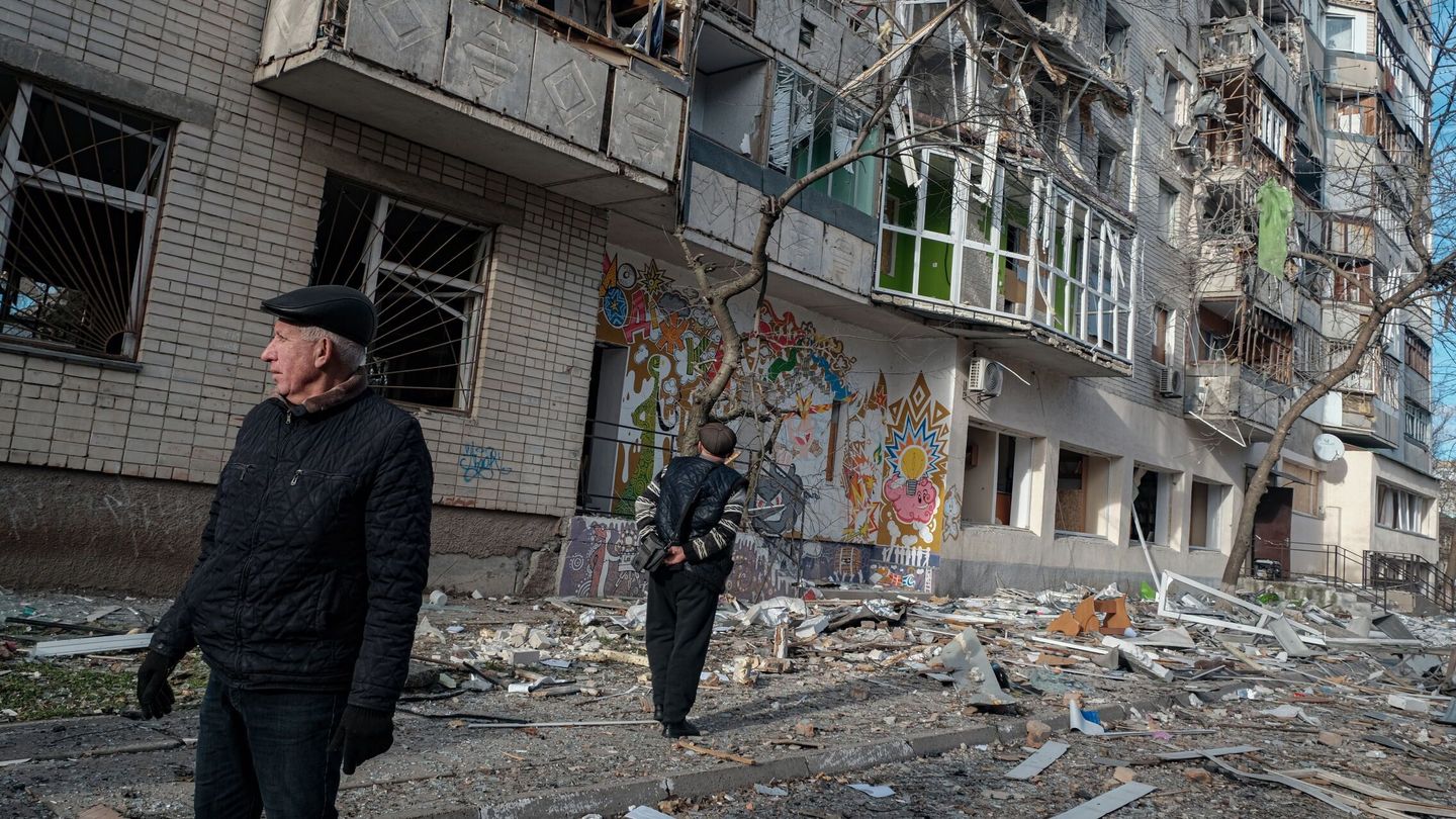 Habitantes de Jersón caminan por las calles destrozadas por los bombardeos. (EFE/María Senovilla)