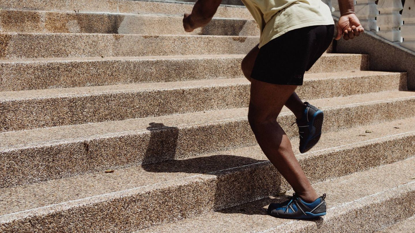 ¿Cuántas veces has oído el consejo de caminar 10.000 pasos al día para tener un corazón sano? (Pexels).