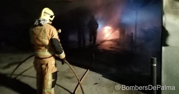 Foto: Los bomberos, intentando sofocar el incendio (Foto: Twitter)