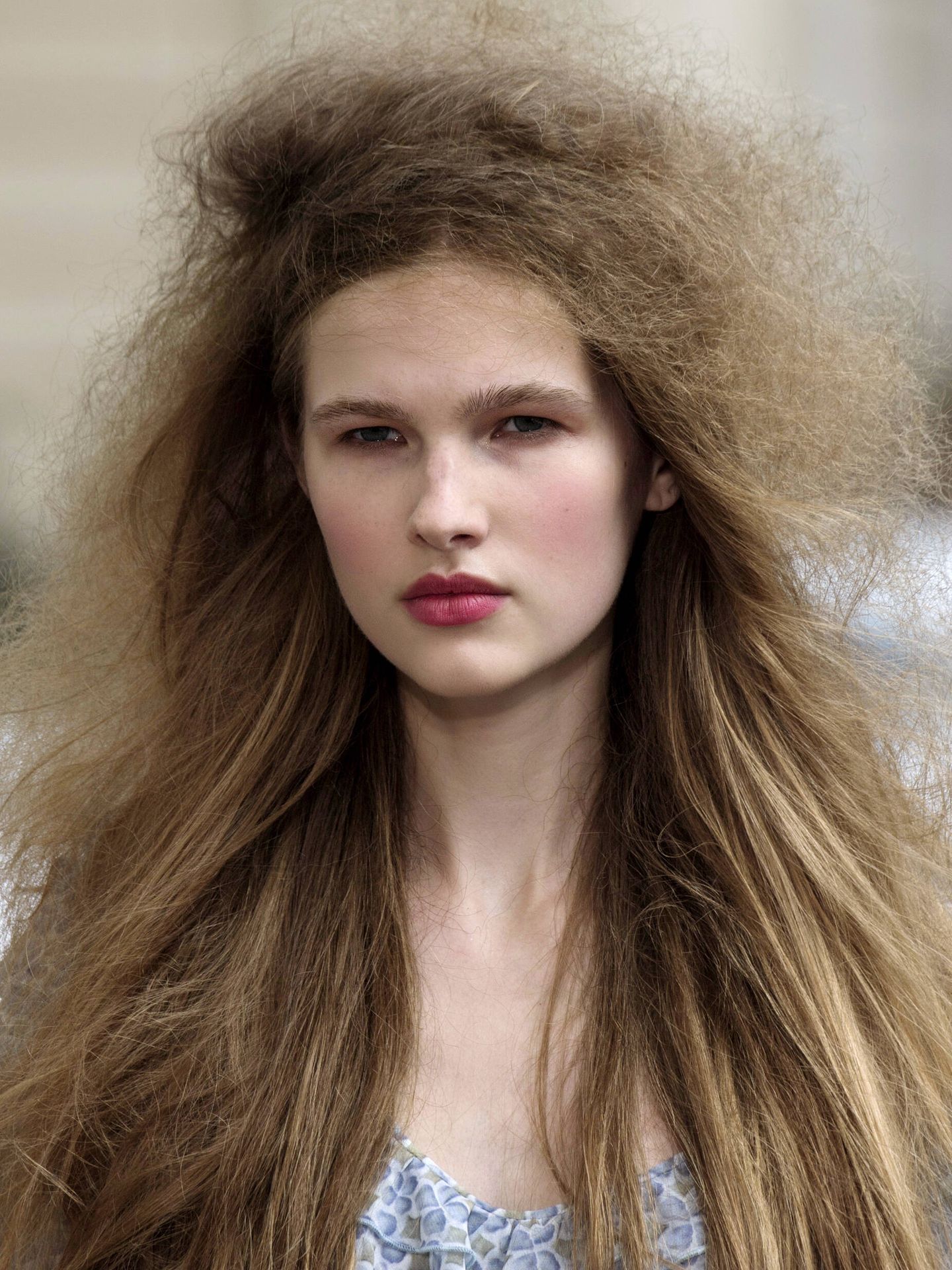 El efecto frizz aparece cuando un cabello seco crece en busca de humedad. (Imaxtree)