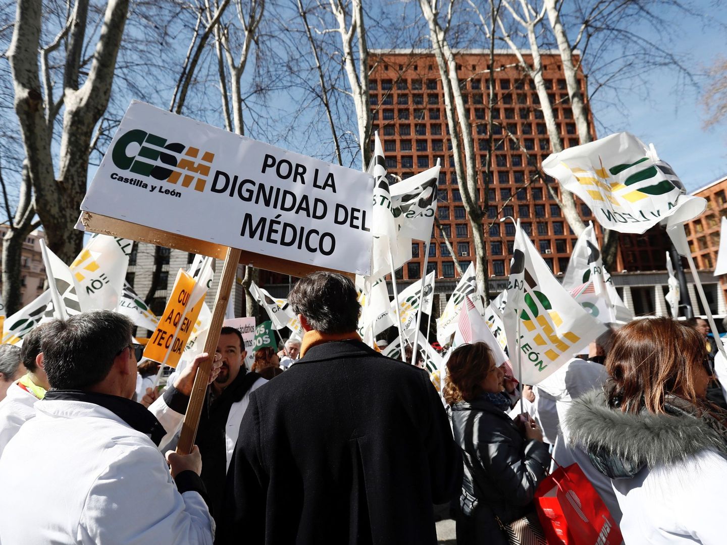 Manifestación convocada en 2018 por el colectivo médico a las puertas del Ministerio de Sanidad para recuperar los derechos y el poder adquisitivo perdidos durante la crisis. (EFE)