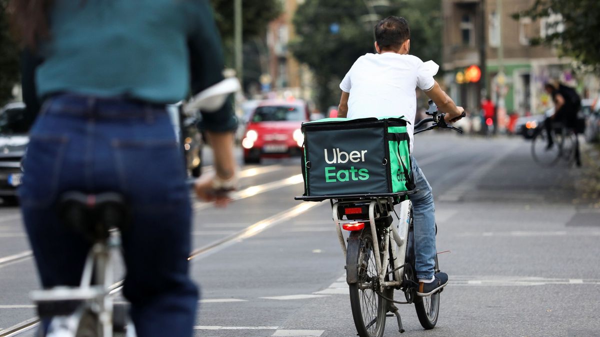 CCOO y UGT denuncian a Uber Eats por usar la 'ley rider' para despedir a 3.000 personas 