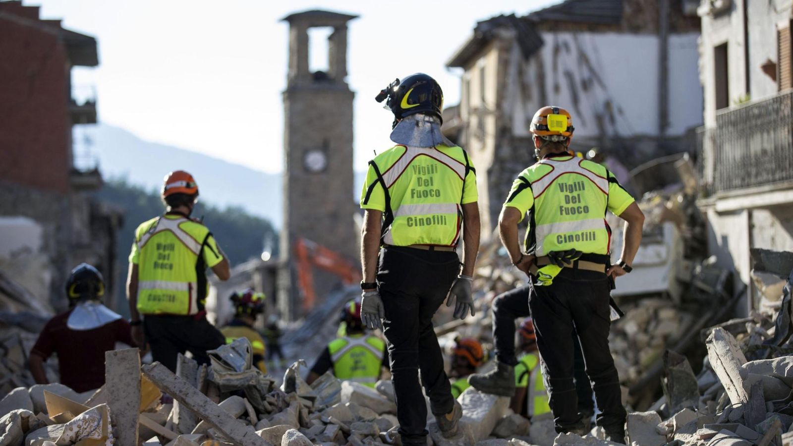 Foto: Equipos de rescate buscan entre los escombros en Amatrice, el 29 de agosto de 2016 (EFE)