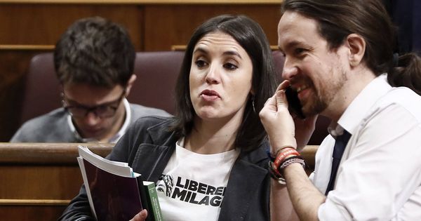 Foto: La portavoz parlamentaria de Podemos, Irene Montero (2d), en el pleno del Congreso de los Diputados. (EFE)