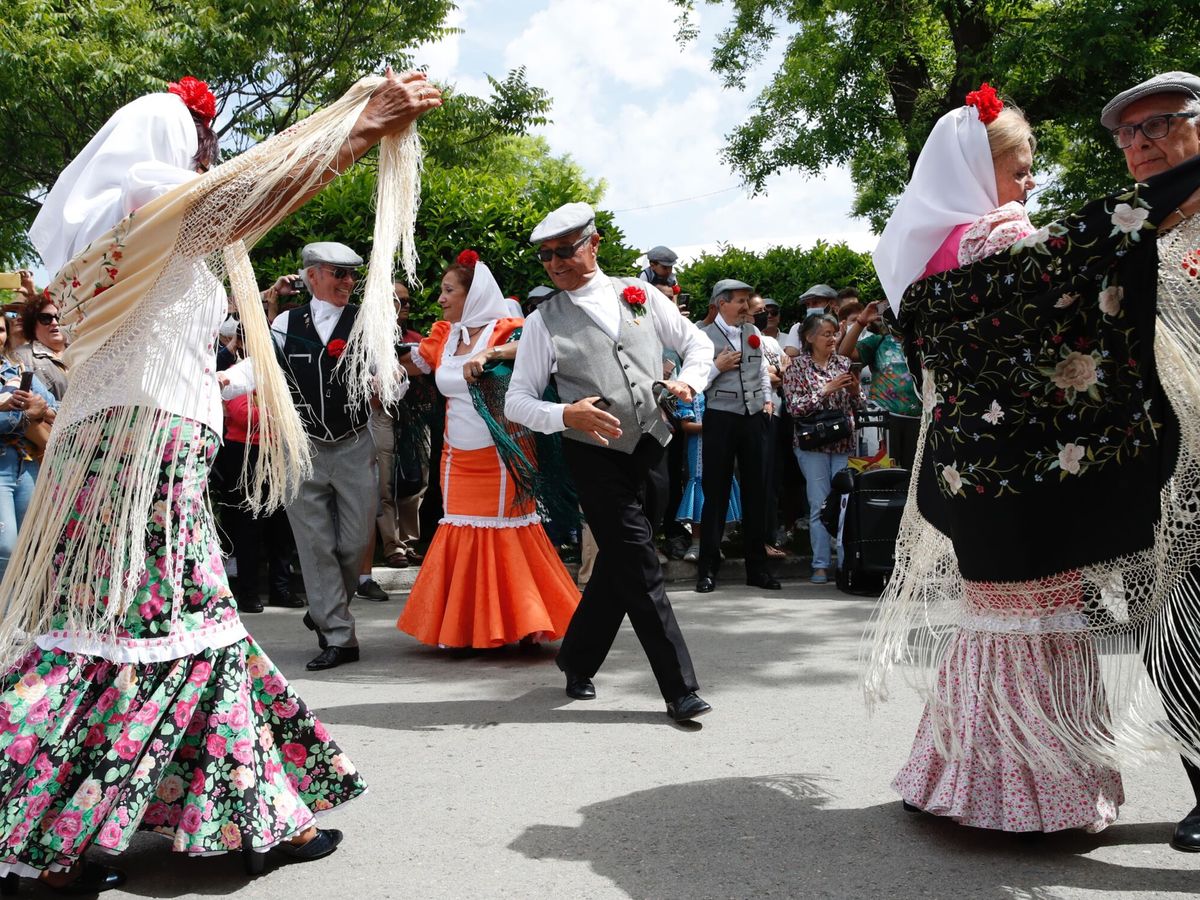 Foto: Varios chulapos bailan un chotis en la Pradera de San Isidro durante las celebraciones por la festividad del patrón de Madrid.EFE Javier López