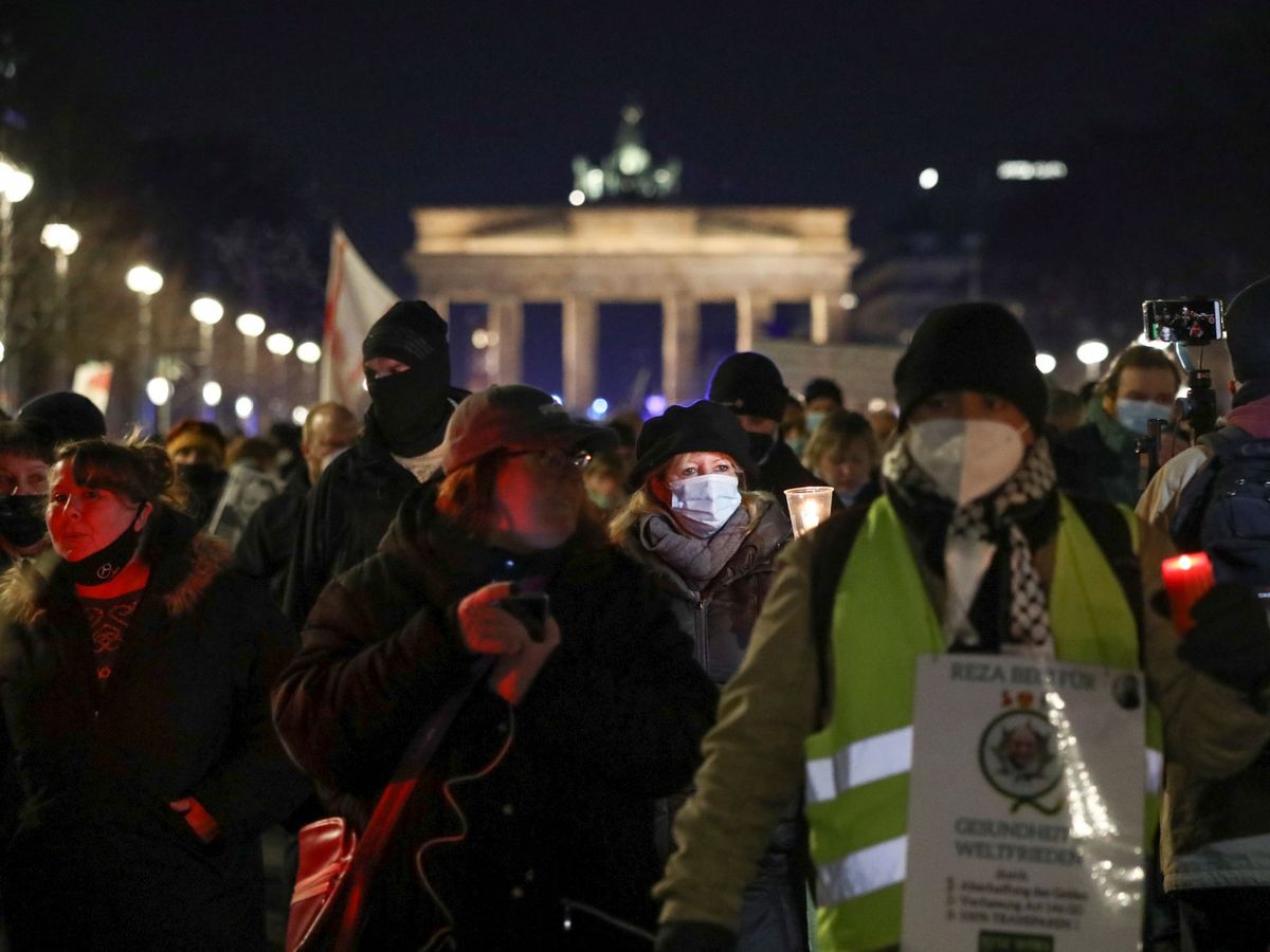 Foto: Protesta en Berlín contra el confinamiento, ayer. (Reuters)