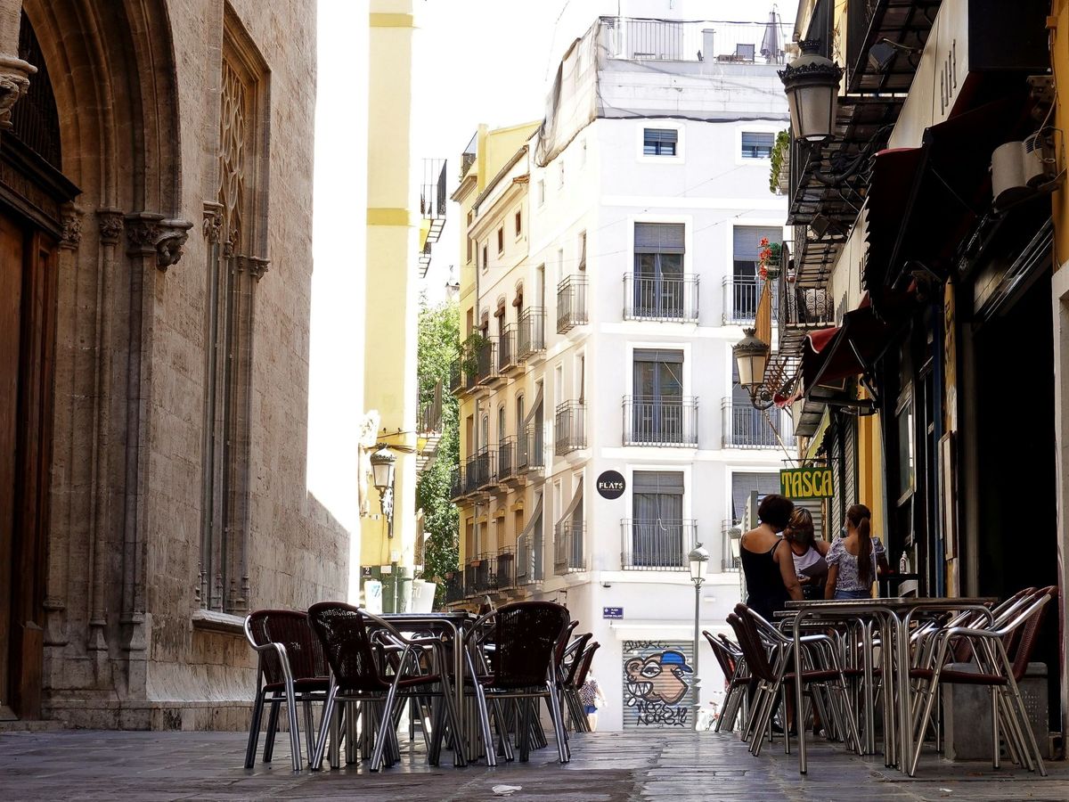 Foto: La terraza de un bar frente al edificio de La Lonja, en el centro histórico de Valéncia. (EFE)