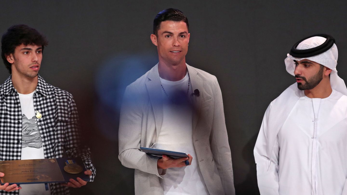 Joao y Ronaldo junto al príncipe de EAU en Dubai, este domingo en el Globe Soccer Awards. (EFE)