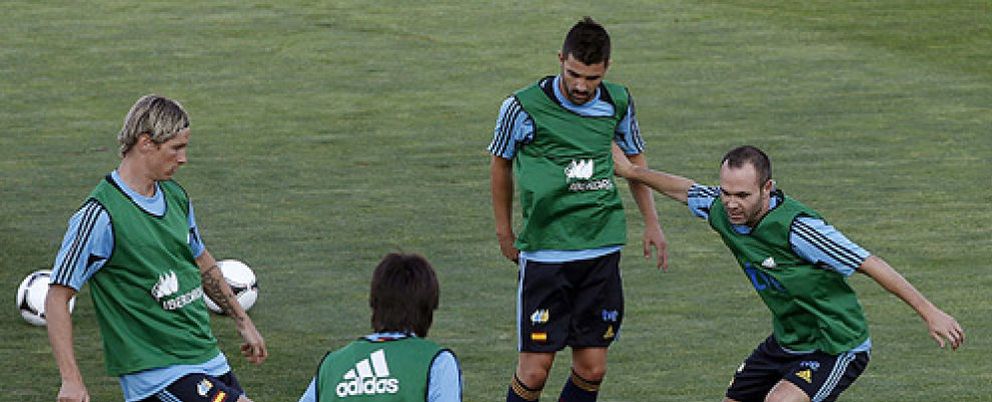 Foto: Iniesta vuelve al trabajo de grupo en el entrenamiento de la Selección en Las Rozas