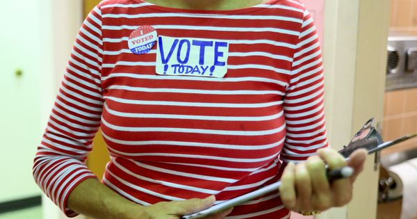Foto: Una empleada vota en Filadelfia (Pensilvania). (EFE)