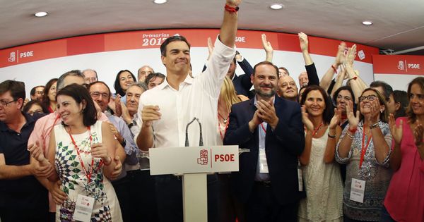 Foto: Pedro Sánchez, tras proclamarse vencedor de las primarias a la Secretaría General del PSOE. (EFE)