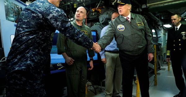 Foto: El presidente Donald Trump durante una visita al portaaviones Gerald R. Ford, en Newport News, Virginia. (Reuters)