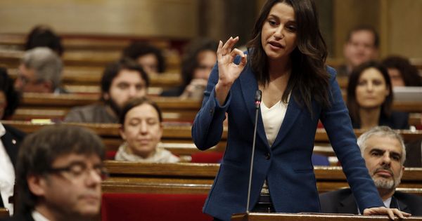 Foto: La líder de Ciutadans, Inés Arrimadas, interpela al expresidente de la Generalitat, Carles Puigdemont, en un pleno. (EFE) 