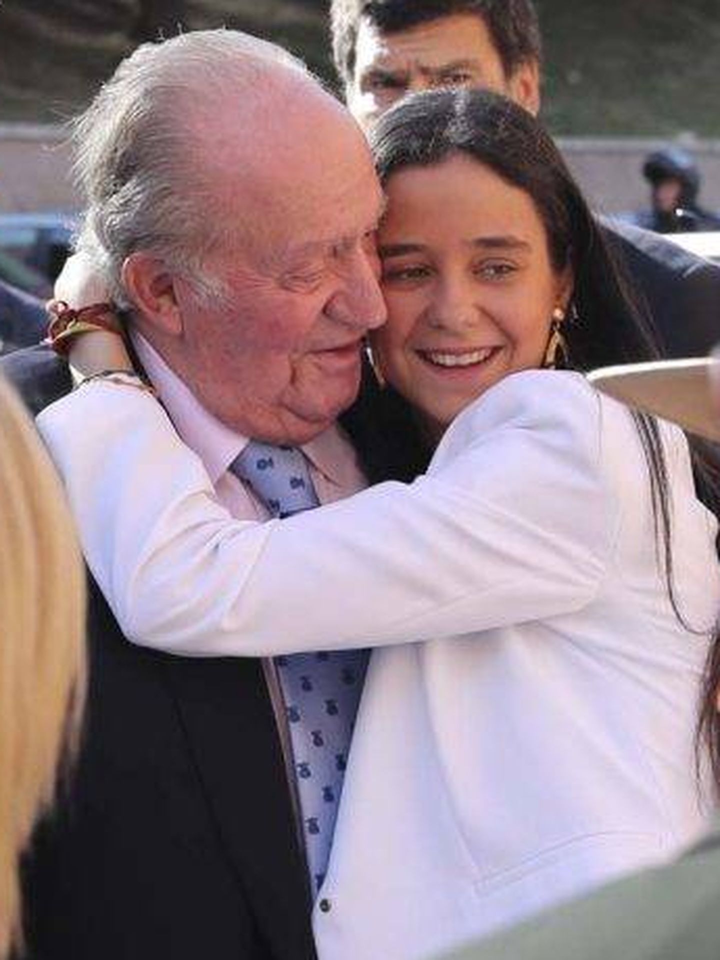 Victoria Federica abraza a su abuelo. (EFE)
