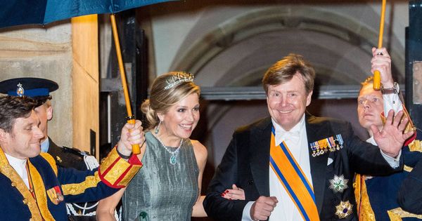 Foto: Los reyes de Holanda abandonando el Palacio Real tras la cena. (Gtres)