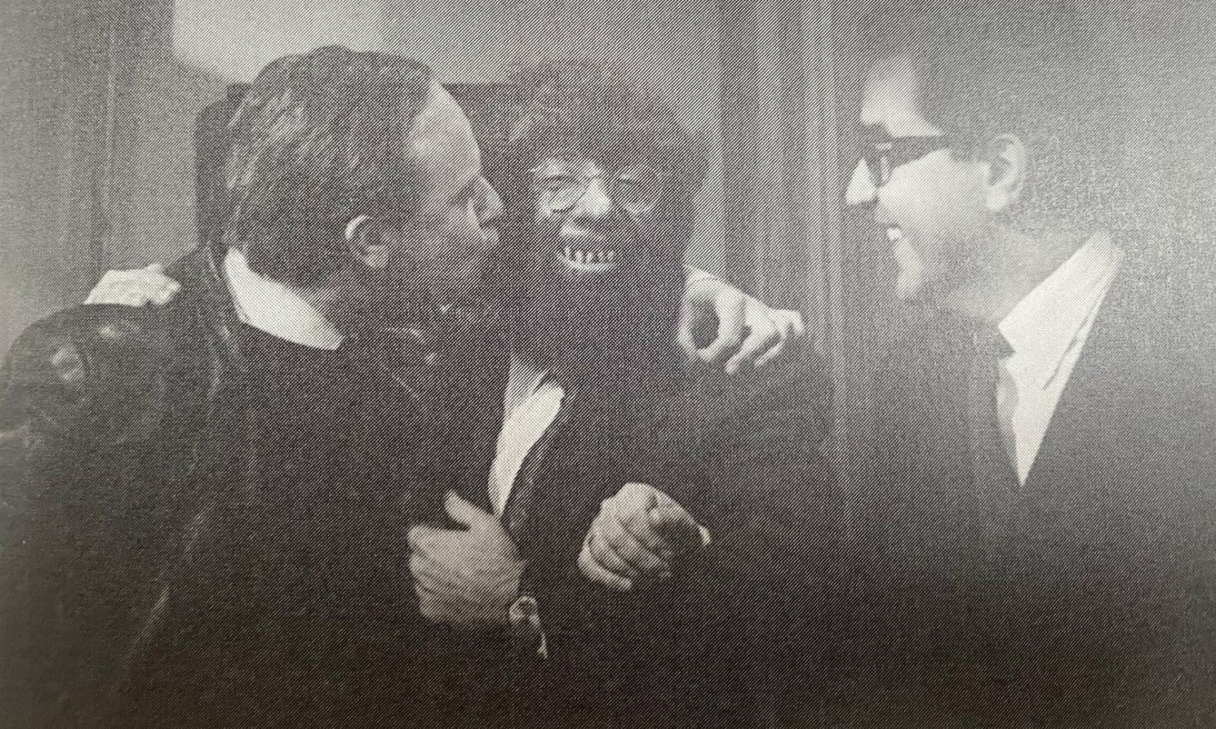 Manuel Summers y Alfredo Landa disfrazado de hombre lobo junto a Juan Miguel Lamet. (Libros Indie)