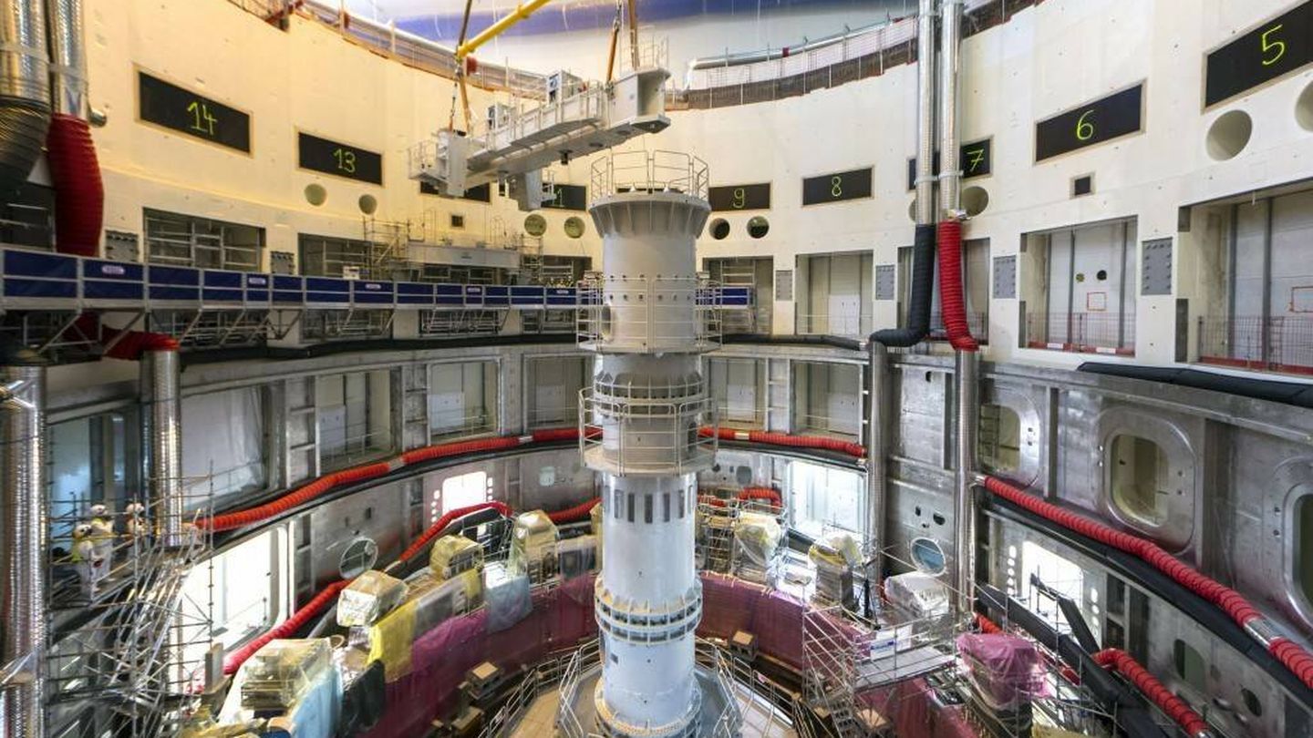 La columna central del pozo del reactor vista desde arriba, con una de las vigas en pleno proceso de ensamblaje