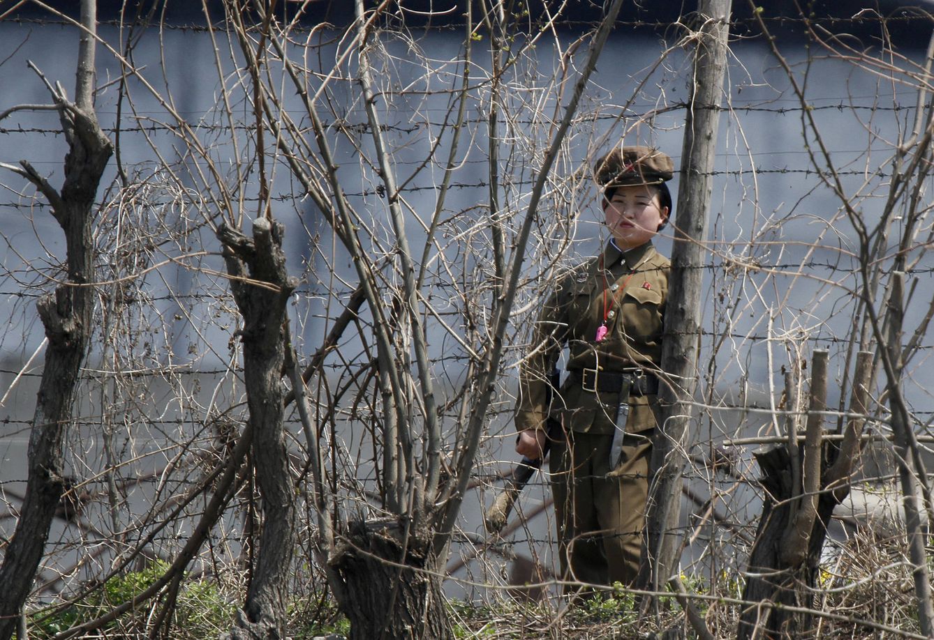 Foto: Una soldado norcoreana tras una valla de seguridad en la orilla del río Yalu, en Chongsong, Corea del Norte (Reuters).