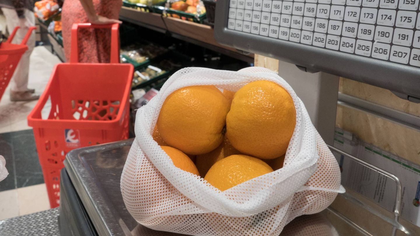 El uso de esta nueva bolsa de malla para frutería pretende evitar el consumo de 50 millones de bolsas de plástico de un solo uso al año. (Eroski)