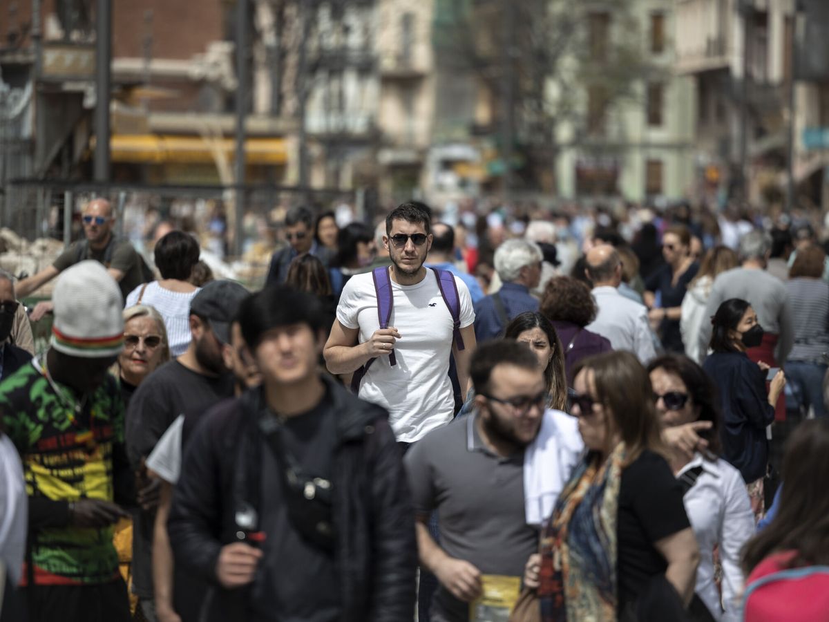Foto: Varias personas pasean por el centro histórico de Valencia capital. (EFE/Biel Aliño)