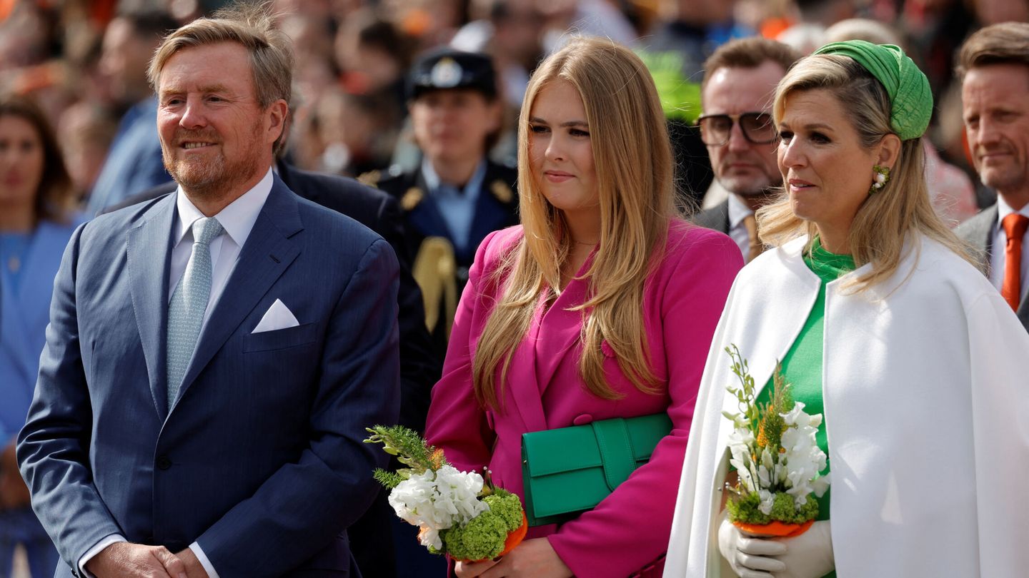 Amalia de Holanda, junto a sus padres en el Día del Rey. (Reuters/Piroschka Van De Wouw)