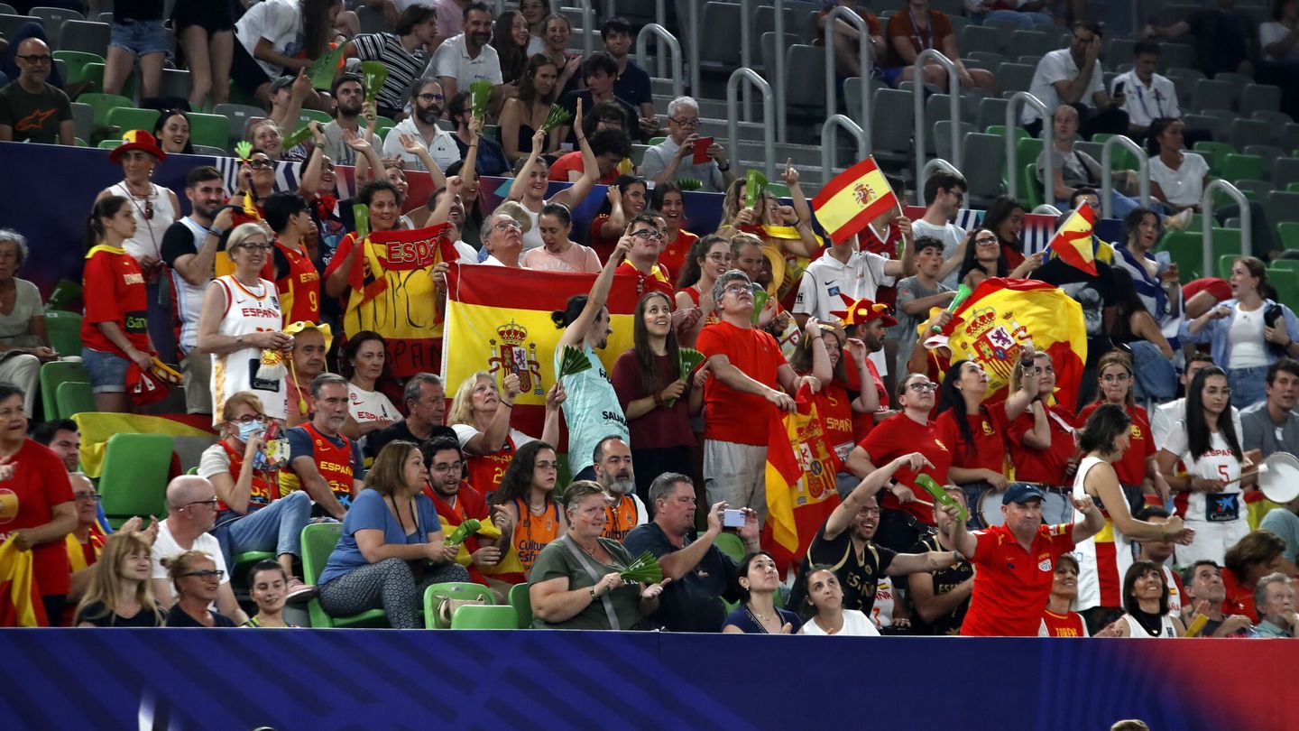 Los aficionados presentes animaron a España. (EFE/Yoan Valat)