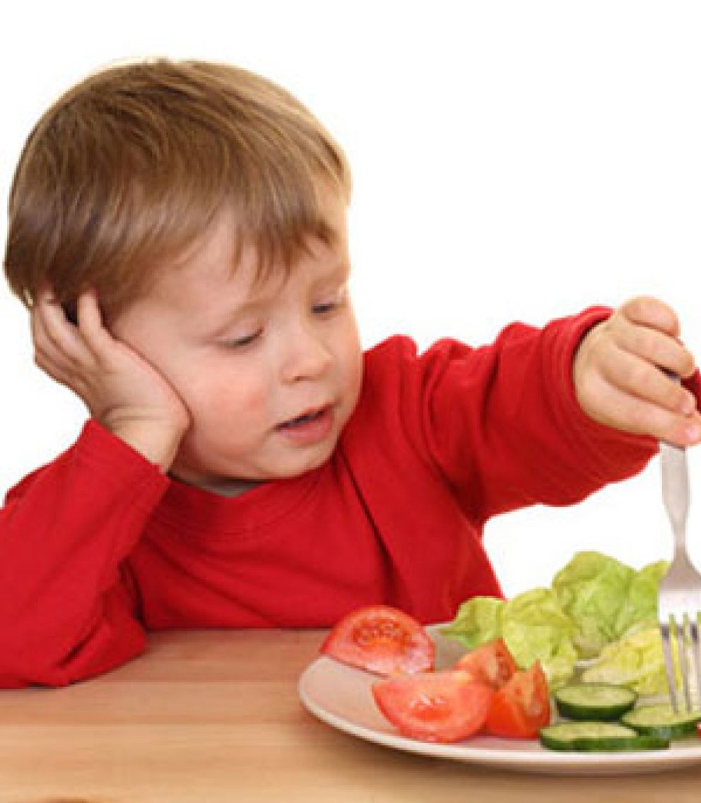Не люблю и не ем овощи. Еда для детей. Ребенок кушает. Ребенок ест овощи. Питание детей.