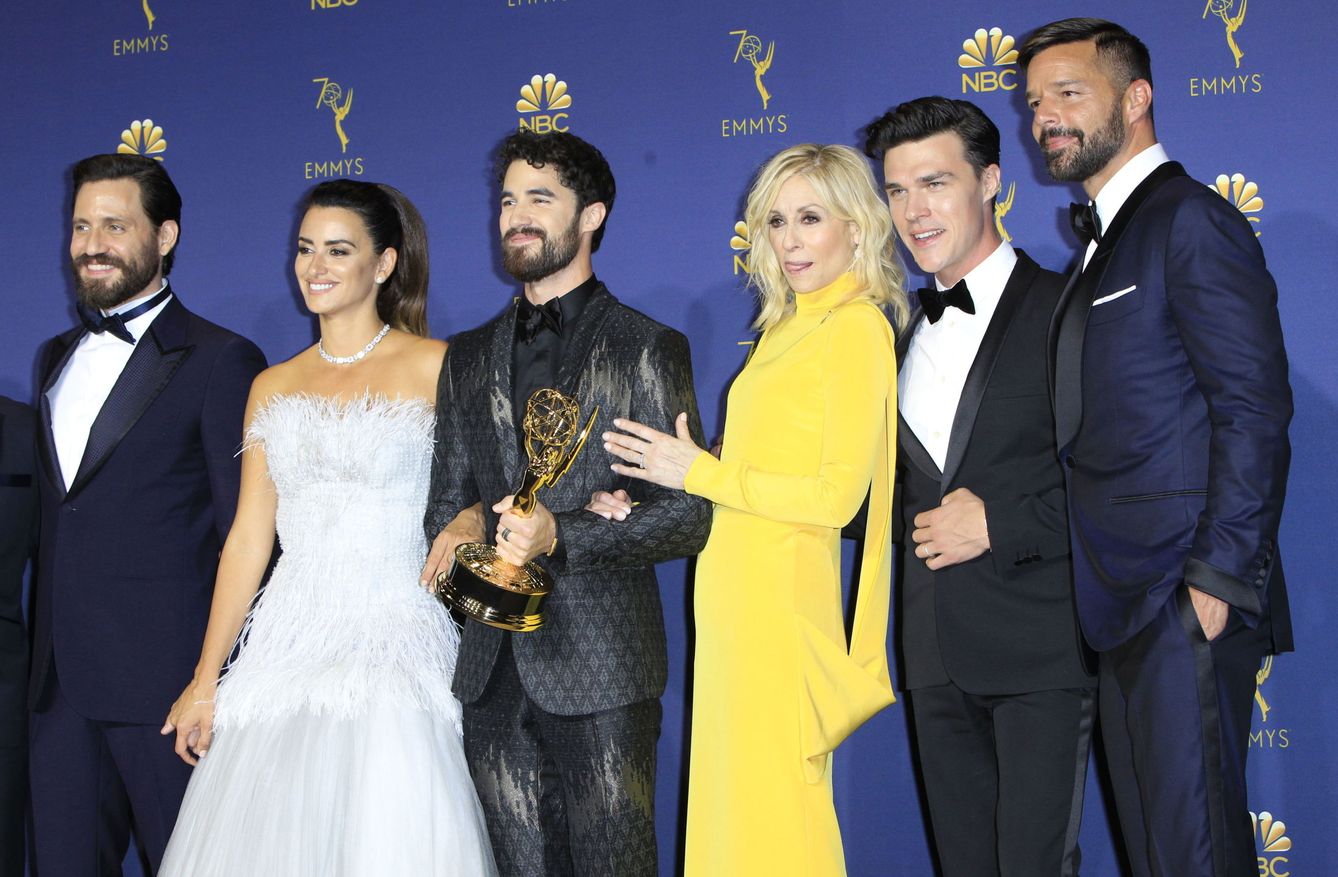 El elenco de The Assassination of Gianni Versace: American Crime Story posa con el Emmy a Mejor Miniserie. (EFE) 