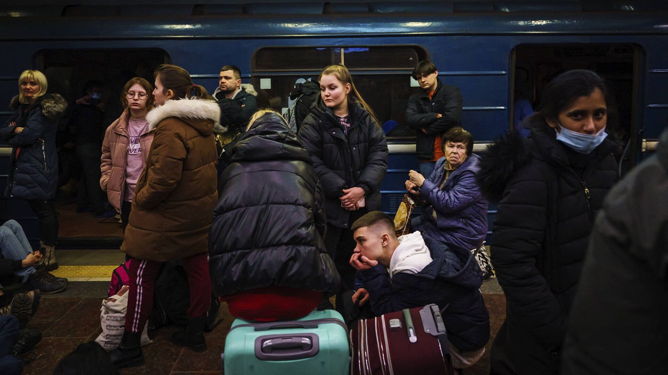 Foto: Civiles buscan protección en el Metro de Kharkiv, Ucrania. (Getty/Los Angeles Times/Marcus Yam)
