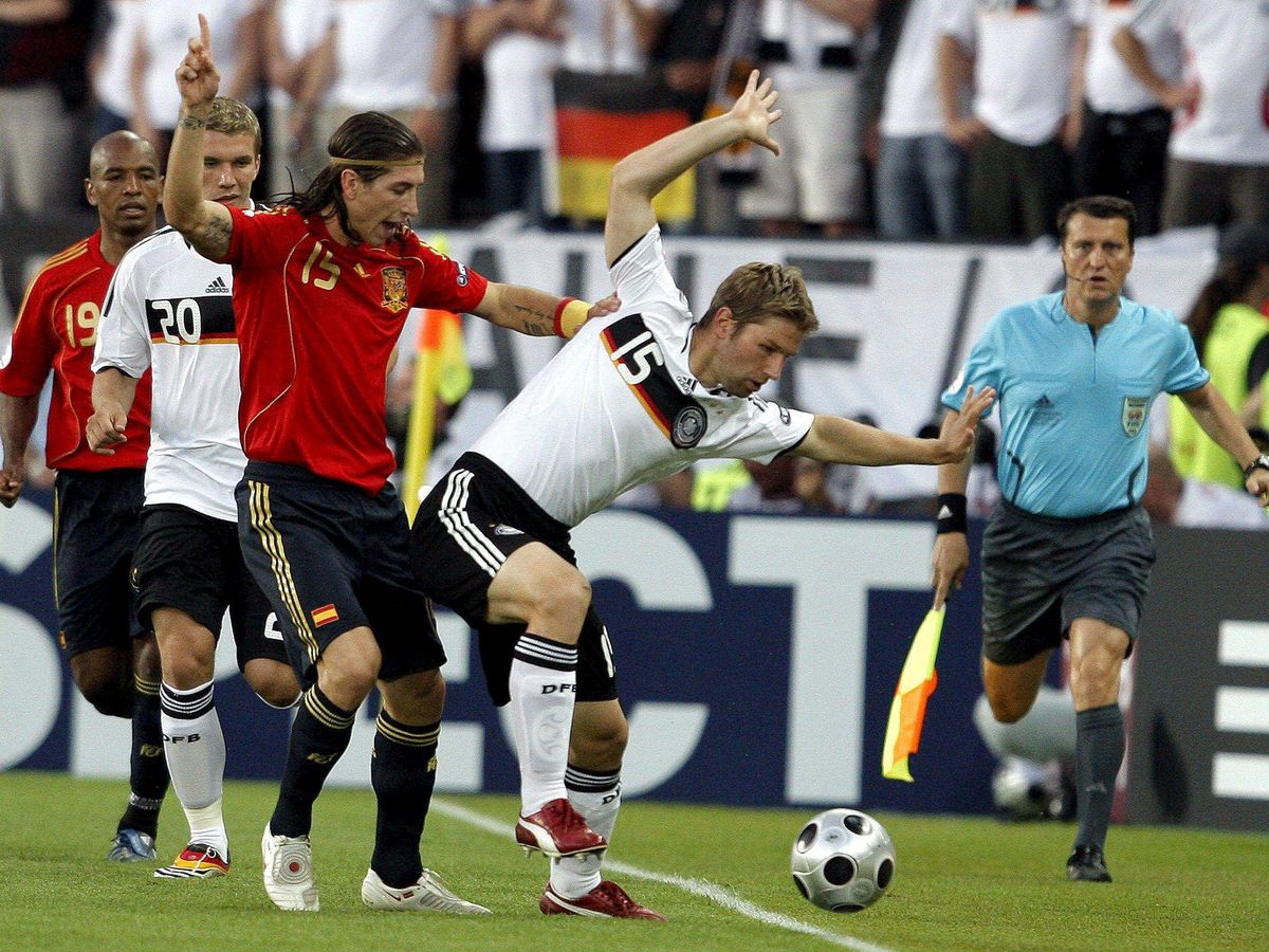 Foto: Hitzlsperger y Ramos, en la final de la Eurocopa 2008. (EFE/Kerim Okten)