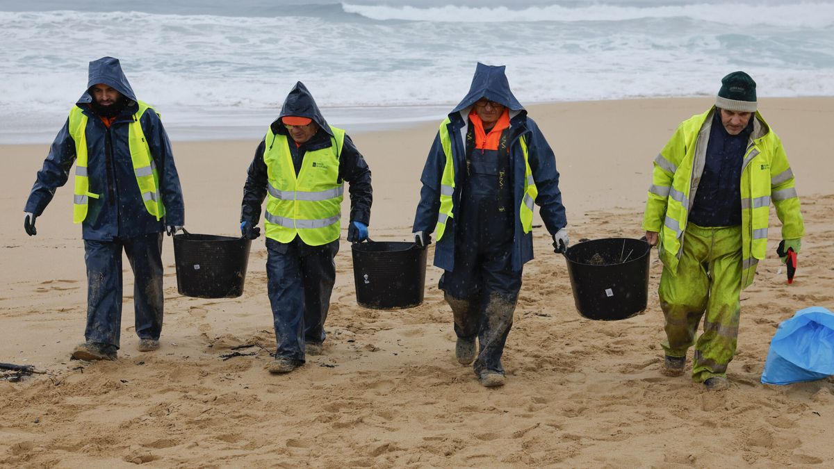 La limpieza de los 'pellets' agrava el choque en Galicia: la Xunta pide que actúe en el mar y el Gobierno lo descarta