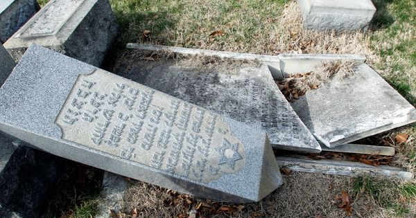 Foto: Una lápida arrancada en un cementero en Filadelfia, el 27 de febrero de 2017 (Reuters)