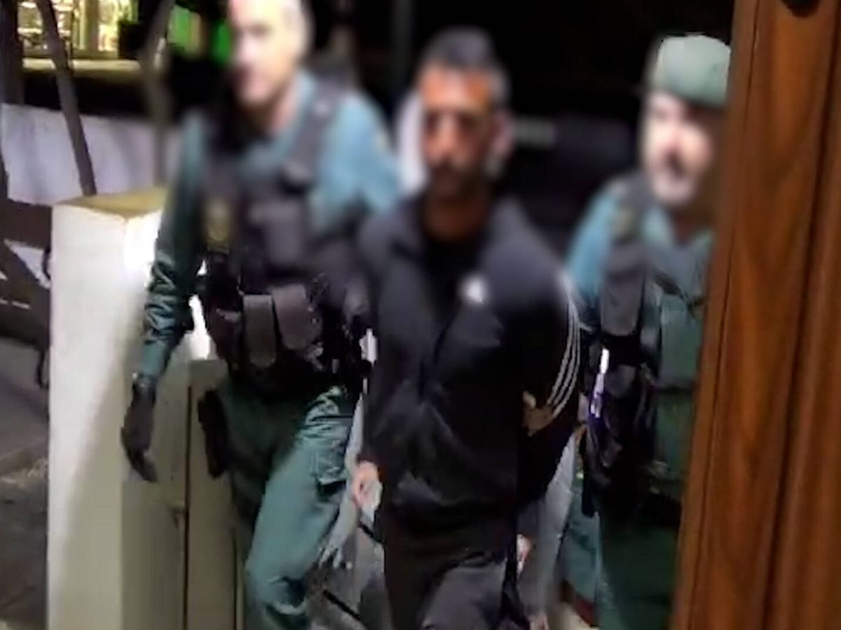 Foto: Traslado del detenido. (Guardia Civil)