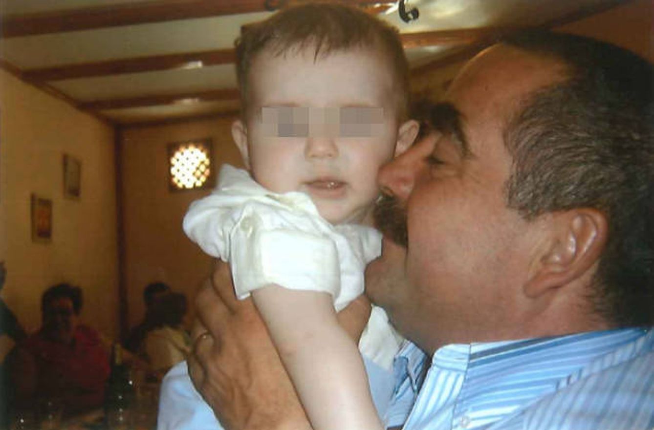 A. F. H. sostiene a su hijo el día de su bautizo en abril de 2006. (cedida)