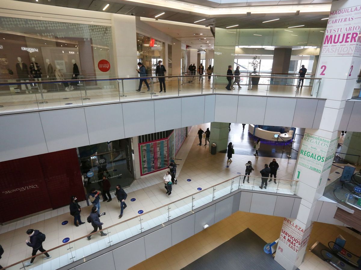 Foto: Foto de archivo de un centro comercial con grandes cadenas comerciales. (EFE)