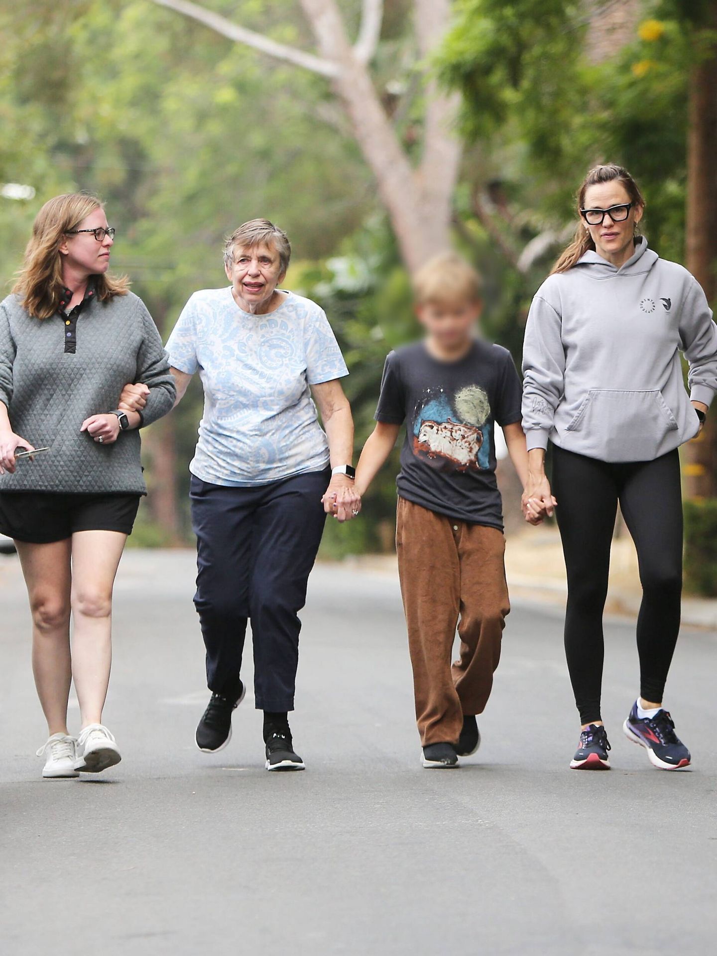 La actriz Jennifer Garner, paseando con su familia y su hijo menor Samuel. (Cordon Press)