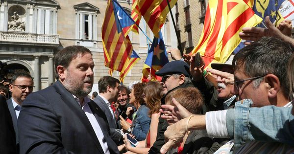 Foto: El vicepresidente del Govern, Oriol Junqueras, saluda a los concentrados en la Plaza de Sant Jaume de Barcelona, este sábado. (EFE)