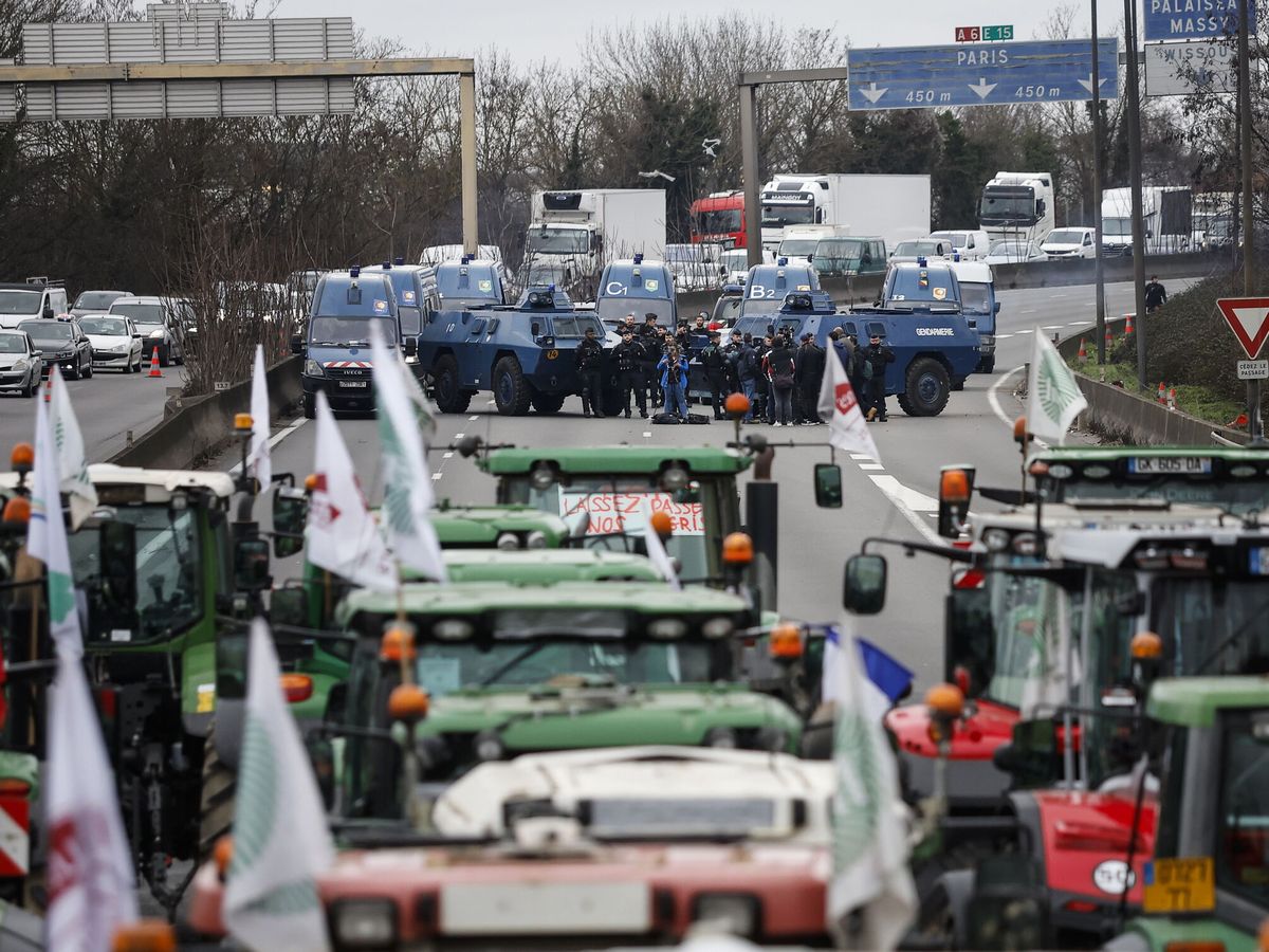 Foto: Agricultores franceses bloquean una autopista al sur de París. (EFE/EPA/Yoan Valat)