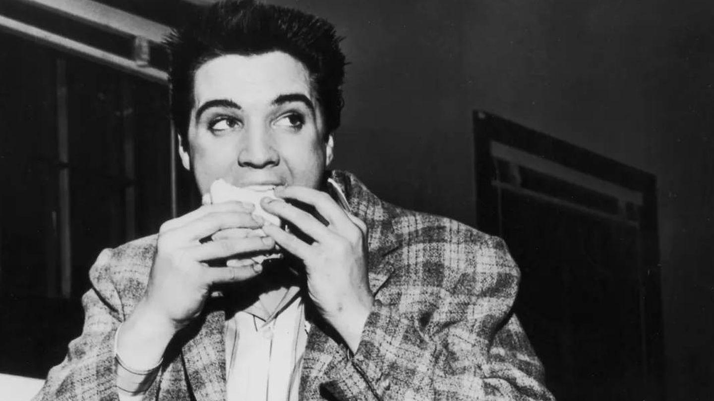 Elvis Presley comiendo el sándwich.