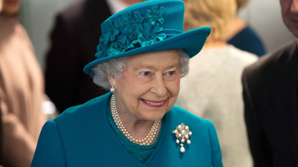 La marca de bolsos preferida de Isabel II lanza una edición especial en su honor