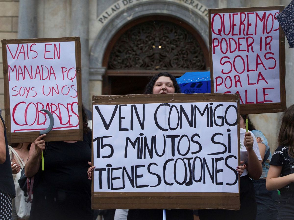 Foto: Concentración convocada en Barcelona por el movimiento feminista para apoyar a la menor víctima de una presunta violación en grupo en Manresa. (EFE)