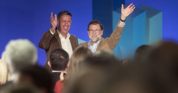 Foto: Mariano Rajoy junto al candidato del PP, Xavier García Albiol, en Barcelona. (EFE)
