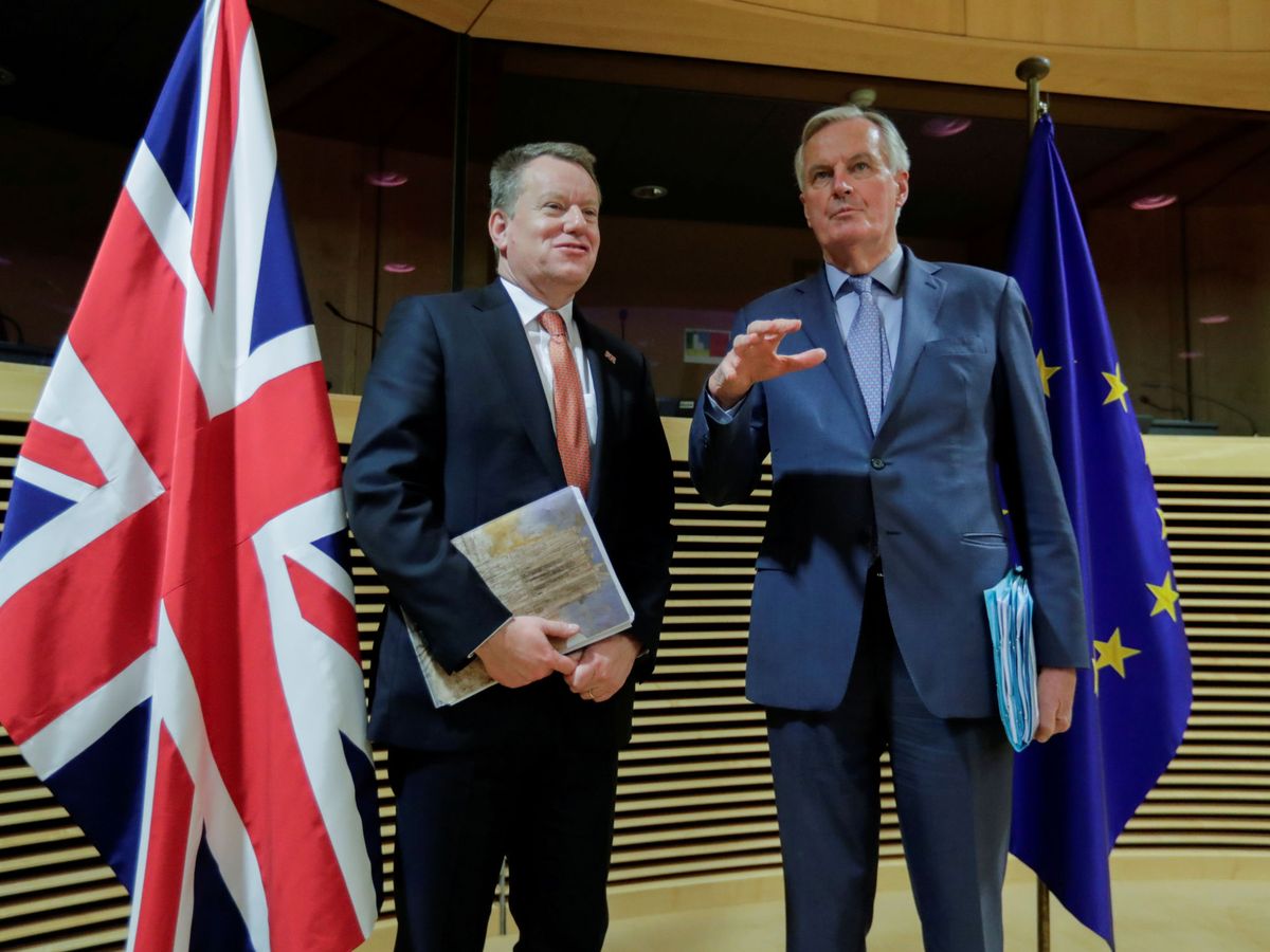 Foto: Foto de archivo de los negociadiores jefe europeo (derecha) y británico. (Reuters)