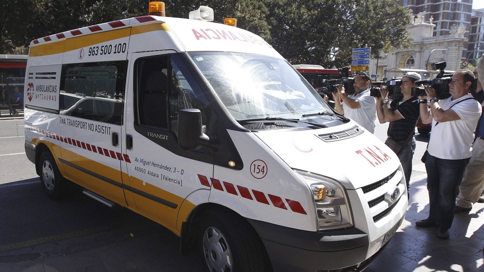 Foto: Ambulancia en Valencia, a las puertas del Tribunal Superior de Justicia de Valencia. (Efe)
