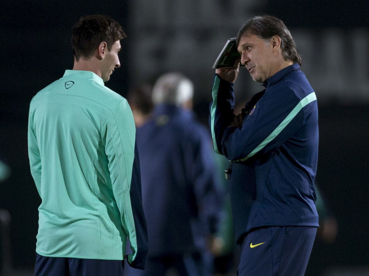 Foto: El Tata Martino habla con Messi en su etapa de entrenador del Barcelona. (EFE)