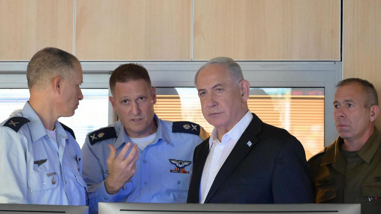 HANDOUT - 08 October 2023, Israel, Tel Aviv: Israeli Prime Minister Benjamin Netanyahu (2nd R) visits the Israel Air Force control center at the Kirya in Tel Aviv, together with Air Force Commander Maj.-Gen. Tomer Bar (2nd L). Photo: Amos Ben-Gershom/GPO/dpa - ATTENTION: editorial use only and only if the credit mentioned above is referenced in full
08/10/2023 ONLY FOR USE IN SPAIN